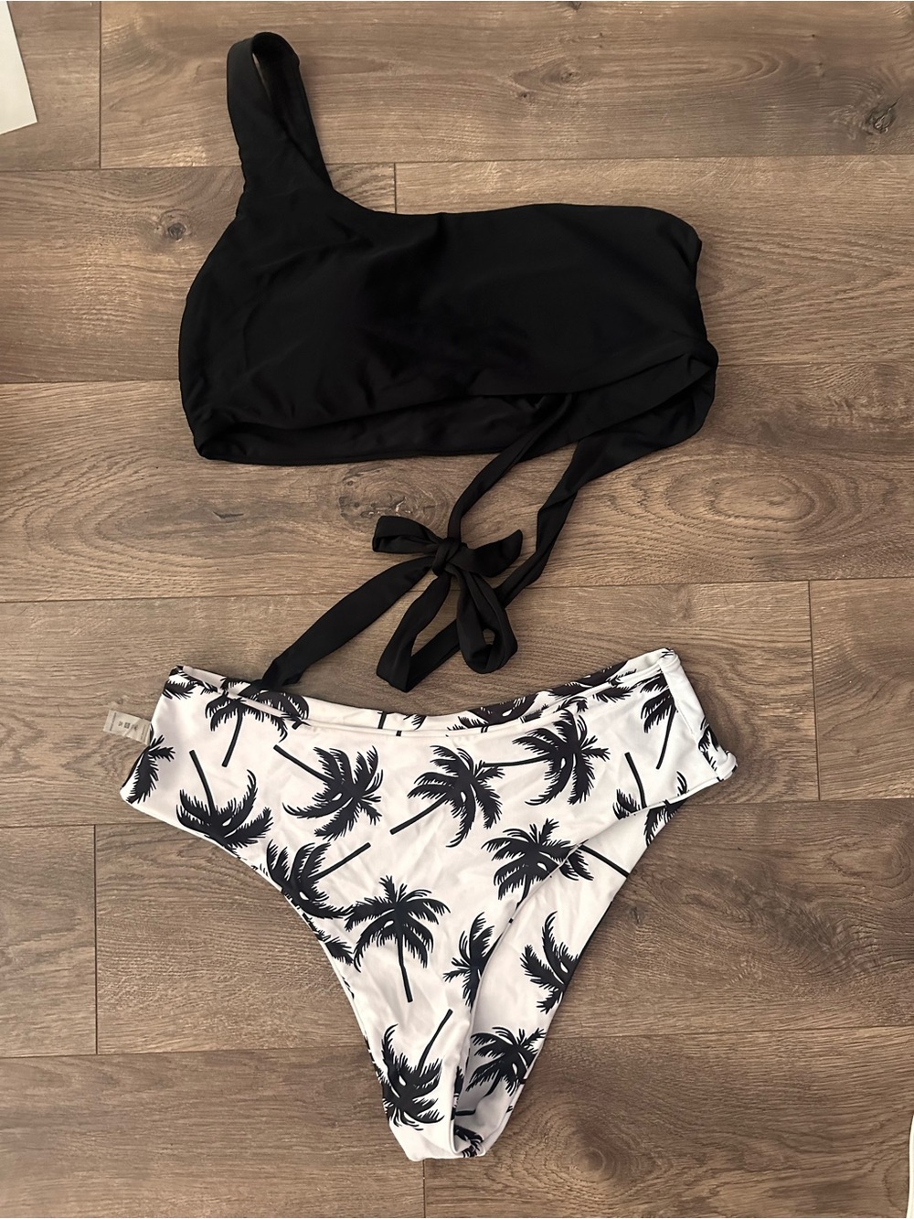 Source Unknown Black One-Shoulder Bikini Top with Black Palm-Print White Bottoms